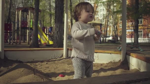 Kum havuzunda oynayan bir çocuk — Stok video