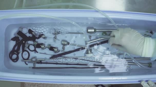 Медсестра стирает медицинский инструмент — стоковое видео