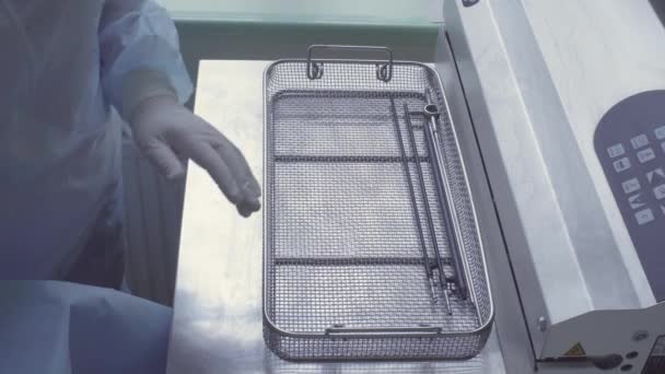 Mengemas peralatan medis dalam kantong plastik — Stok Video