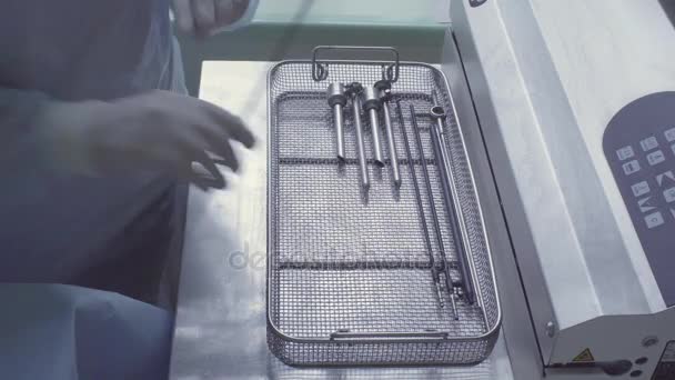 Упаковка медицинского инструмента в пластиковые пакеты — стоковое видео