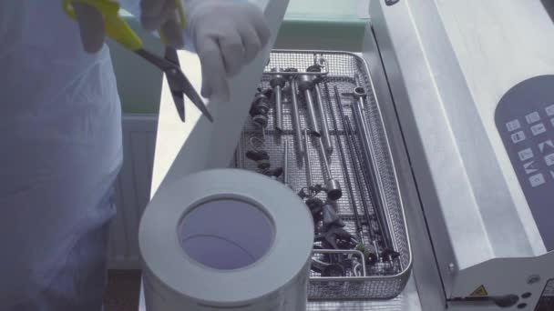 De medisch instrument in plastic zakken verpakken — Stockvideo