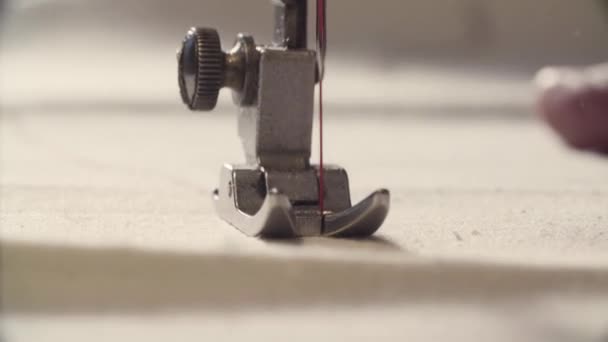 Máquina de costura de trabalho — Vídeo de Stock