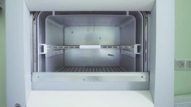 Otomatik kapama kapak ile sterilizasyon odası