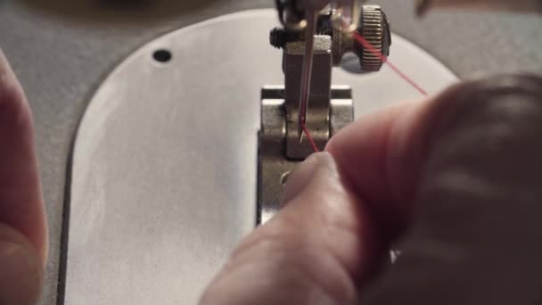 Πέρασμα κλωστής σε βελόνα η ράβοντας μηχανή. — Αρχείο Βίντεο
