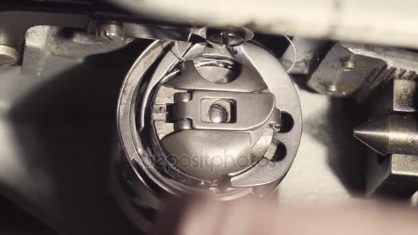 Girando la bobina en la máquina de coser — Vídeo de stock