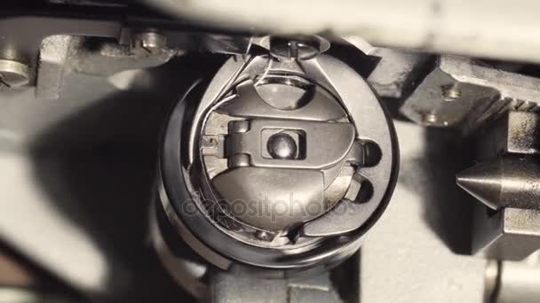 Girando la bobina en la máquina de coser — Vídeos de Stock