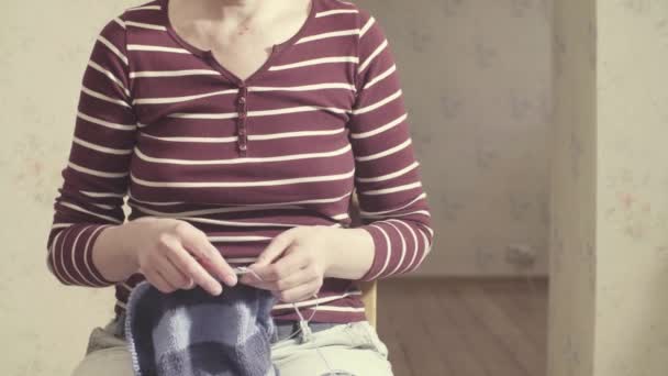 Mujer tejiendo suéter de lana — Vídeos de Stock