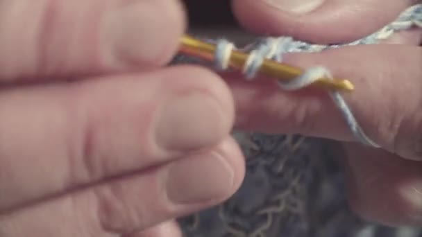 手のかぎ針編みベスト — ストック動画