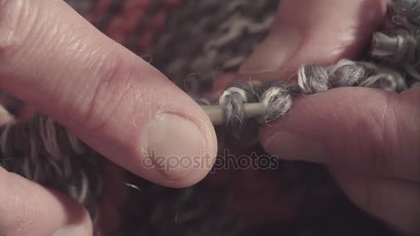 Руки вязать шерстяной свитер — стоковое видео