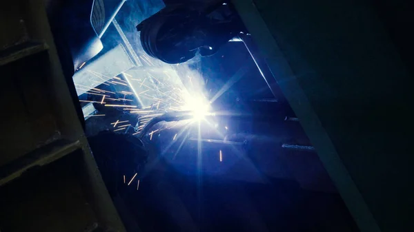 Soldador no trabalho na indústria metalúrgica — Fotografia de Stock