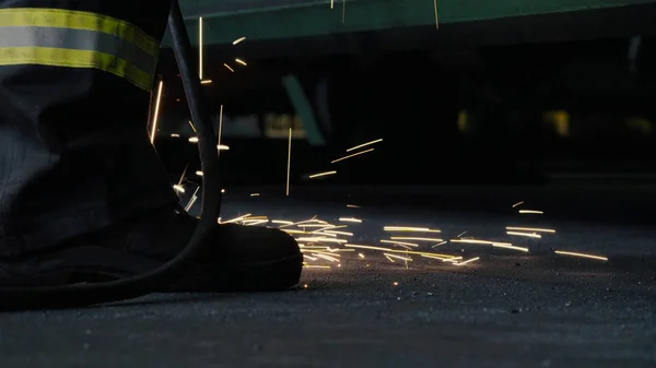 Close up sparks of welding falling on the floor — Stock Photo, Image