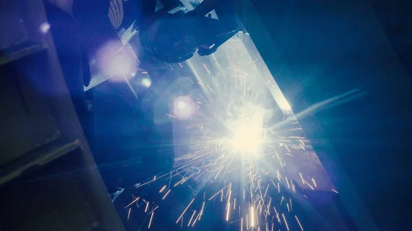 Close-up de soldador no trabalho na indústria de metal — Fotografia de Stock