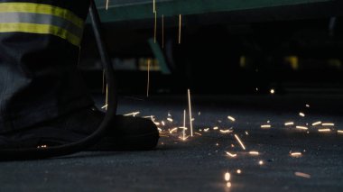 Yere düşen kaynak kıvılcım yukarı kapatın