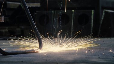 Yere düşen kaynak kıvılcım yukarı kapatın