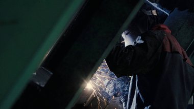 Kaynakçı metal sektöründe iş yerinde yakın çekim