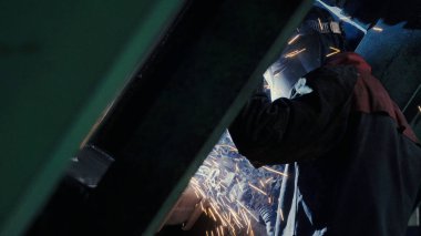 Kaynakçı metal sektöründe iş yerinde yakın çekim