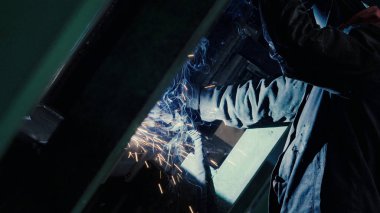 Kaynakçı metal sektöründe iş yerinde yakın çekim