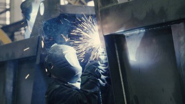 Kaynakçı metal sektöründe iş yerinde yakın çekim