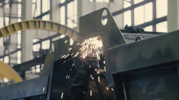 Nahaufnahme des Schweißers bei der Arbeit in der Metallindustrie — Stockfoto