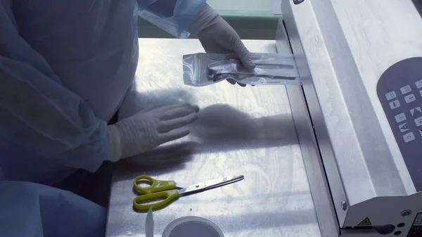 Embalagem do instrumento médico em sacos de plástico — Fotografia de Stock