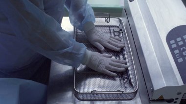 Plastik torbalarda tıbbi alet paketleme