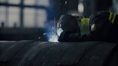 Kaynakçı metal sektöründe iş yerinde yakın çekim