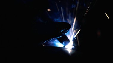 Kaynakçı metal sektöründe iş yerinde yakın çekim