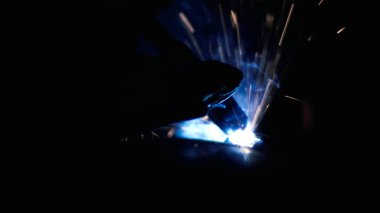 Kaynakçı metal sektöründe iş yerinde yakın çekim