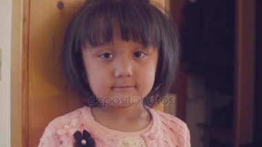 Üzgün çocuk kapının yanında duran