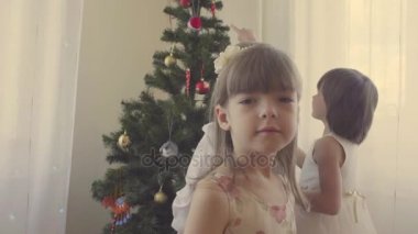 Çocukların Noel ağacı süsleme grup