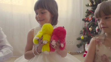 Grup çocuk ile yumuşak oyuncaklar