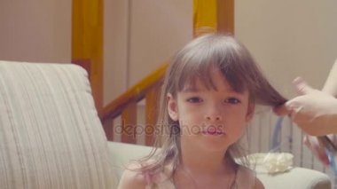 Birisi kız saç tarama