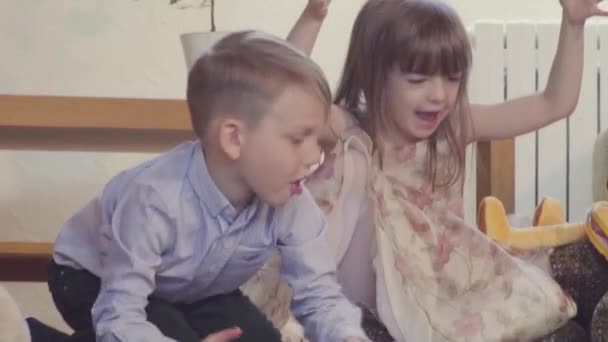 Дівчинка і хлопчик грають з цукерками — стокове відео