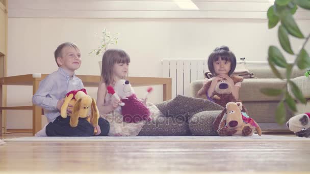 Un grupo de niños con juguetes rellenos — Vídeos de Stock