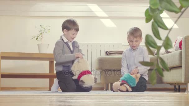 Мальчик открывает игрушку и выливает сладости — стоковое видео