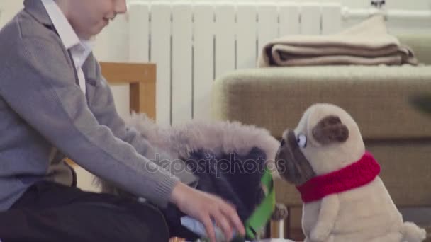 A boy playing on the floor — Stock Video