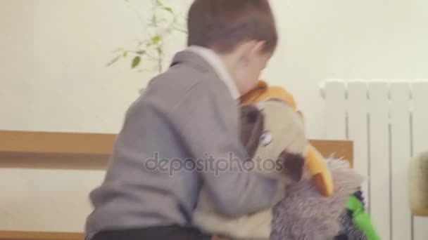 Egy fiú játszik a padlón — Stock videók