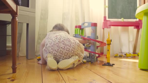 Девушка играет на полу — стоковое видео