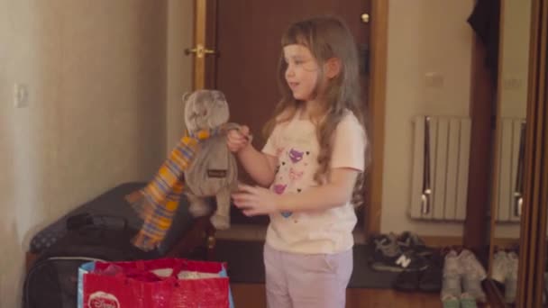 Uma menina jogando brinquedo de pelúcia — Vídeo de Stock