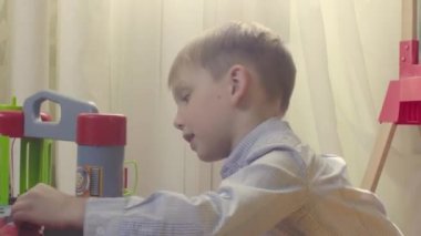 Potrait bir çocuğun oyuncak arabalar ile oynamak