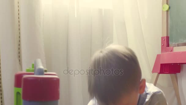 Potrait de un niño jugando en el suelo . — Vídeo de stock