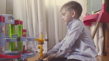 Potrait bir çocuğun oyuncak jenny ile oynamak