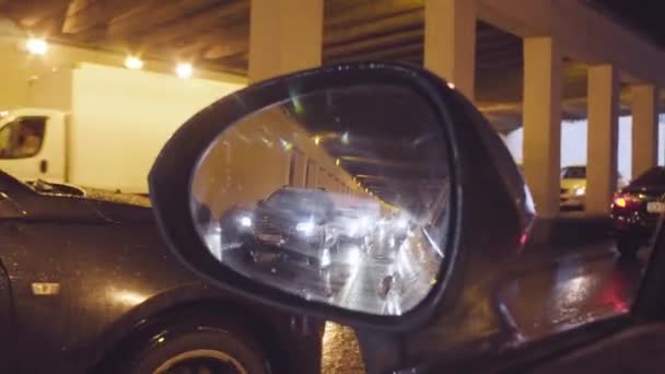 Вид в зеркало заднего вида автомобилей в туннеле — стоковое видео
