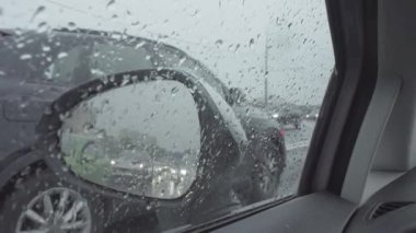 Arabaların dikiz aynası şehrin sokak üzerinde otellerini göster.