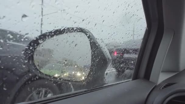 Blick in den Rückspiegel eines Autos auf der Stadtstraße. — Stockvideo