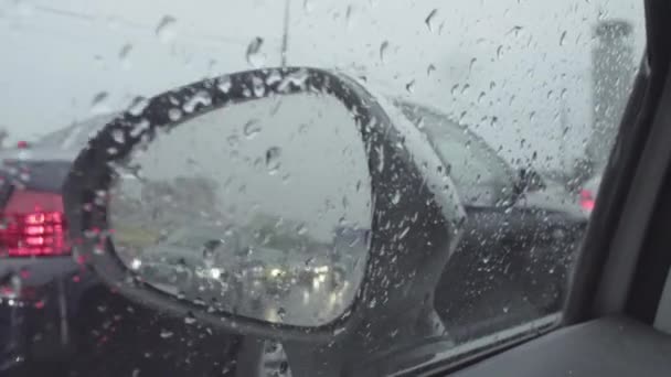 Blick in den Rückspiegel eines Autos auf der Stadtstraße. — Stockvideo