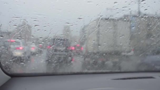 Vista en coches parabrisas en la calle de la ciudad . — Vídeos de Stock