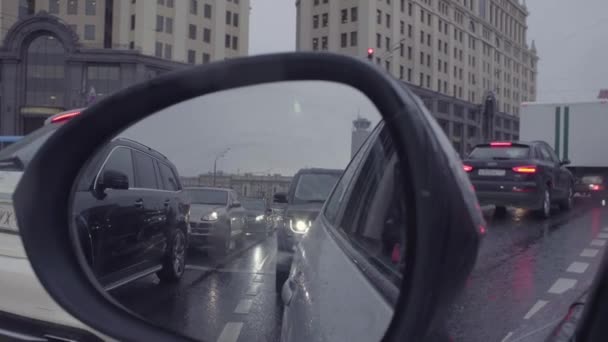 Δείτε σε αυτοκίνητα rearview καθρέφτη σε δρόμο της πόλης. — Αρχείο Βίντεο