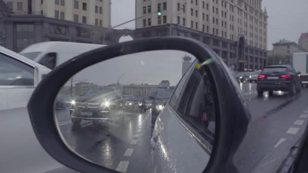 Vista em carros retrovisor espelho na rua da cidade . — Vídeo de Stock
