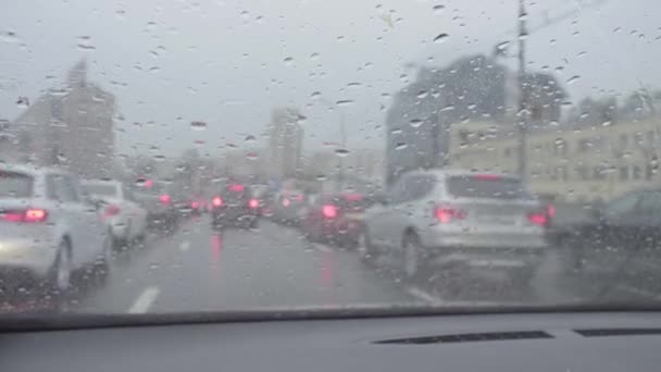 Vista en coches parabrisas en la calle de la ciudad . — Vídeo de stock